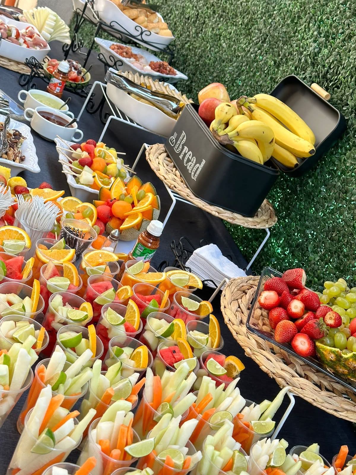 Mesa de frutas y alimentos para evento