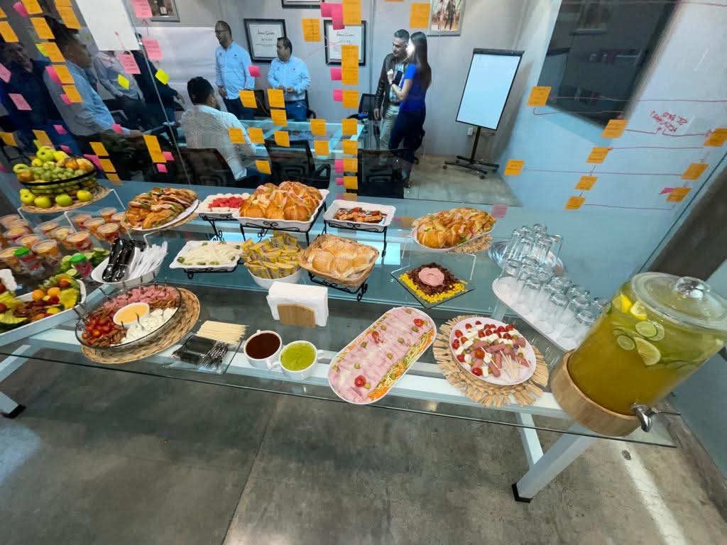 Mesa de coffe break con bebidas y pan