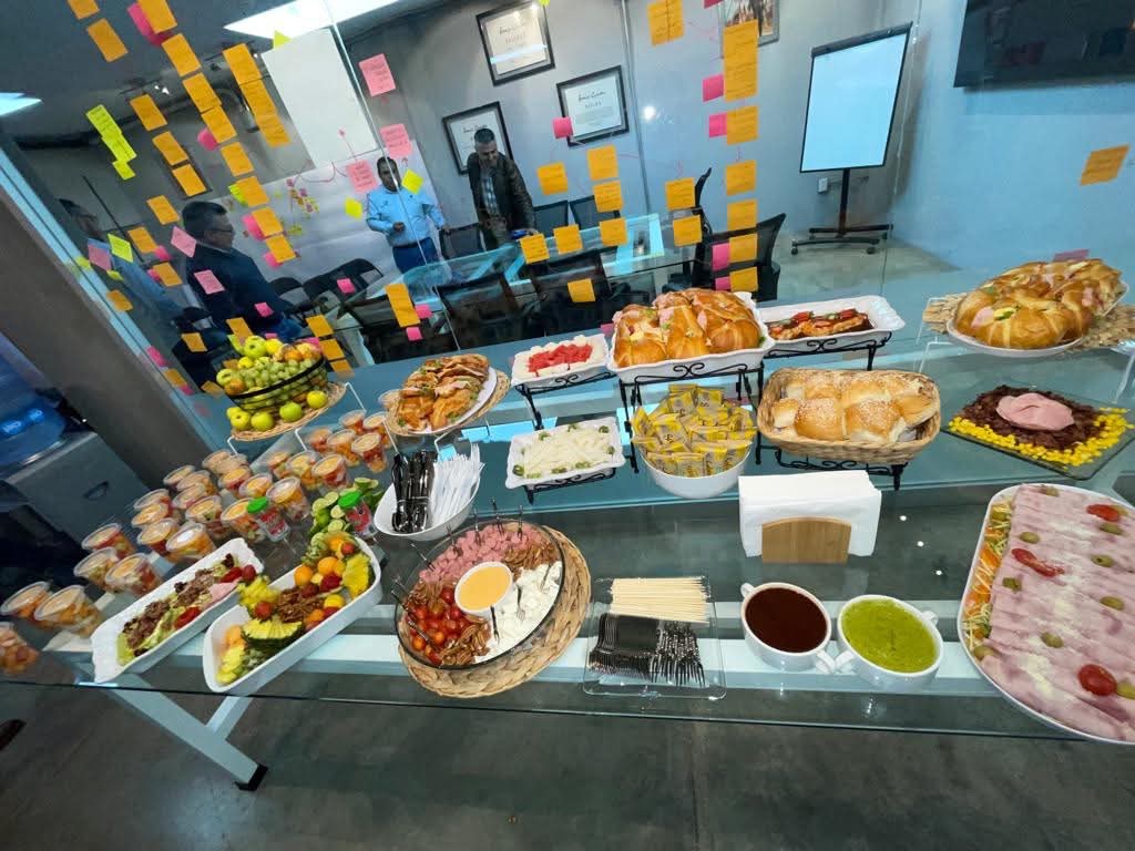 Mesa de alimentos para evento corporativo